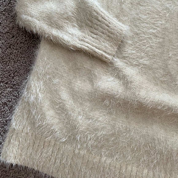 Shaggy Oversized Sweater - Picture 3 of 4